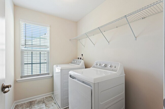 Building Photo - BEAUTIFULLY RENOVATED TOWNHOME IN MECHANICSVILLE