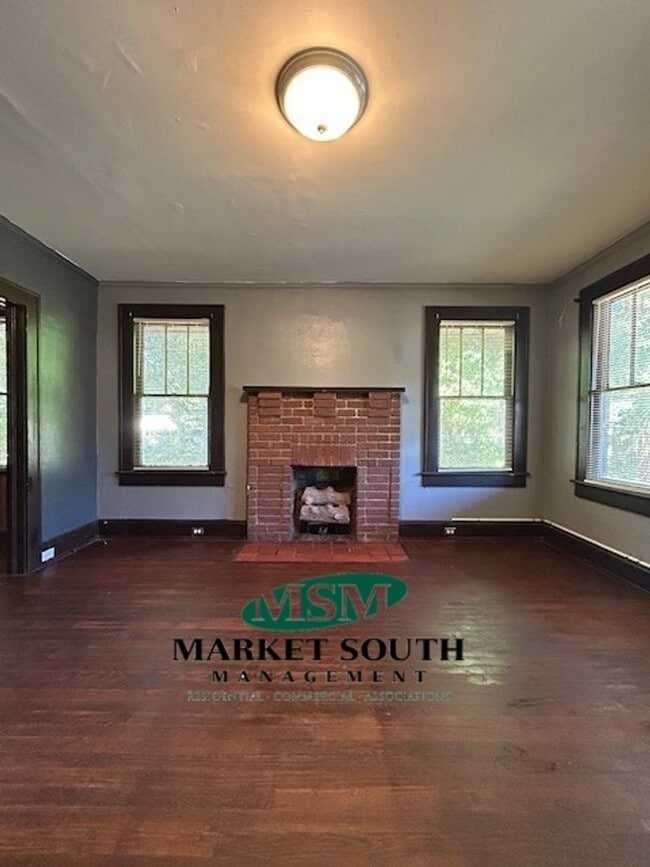 Building Photo - EASTSIDE BUNGALOW ON WALDBURG!
