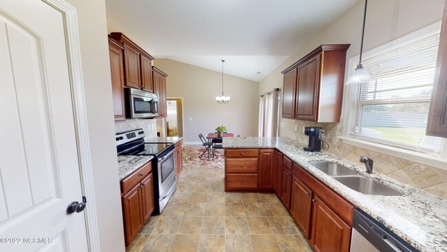 Building Photo - CHARMING ROSEWOOD HOME! 3 BR 2 BA w/ FENCE...