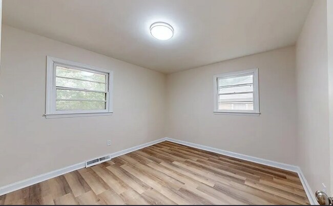 Building Photo - 3 Bed 2 Bath Home