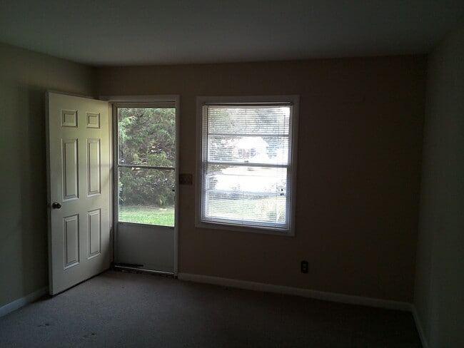 Building Photo - **ON HOLD**East Columbus 3 bedroom/1 bathr...