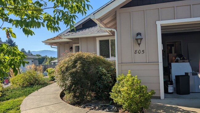 Building Photo - NORTHWEST 2BD/2BATH - 2 CAR GARAGE, LANDSC...