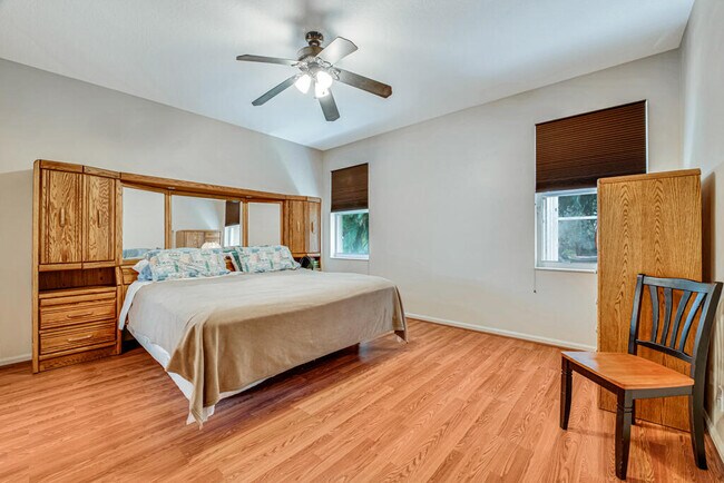 Building Photo - 9795 Crescent View Dr S