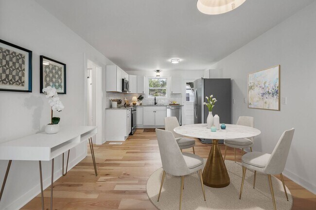 Building Photo - Modern Charm in Desirable East Ridge Neighborhood