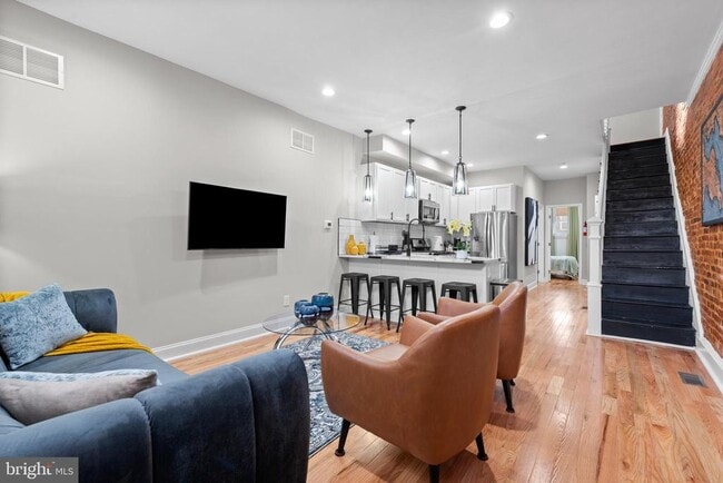 Building Photo - 2219 E Chase St