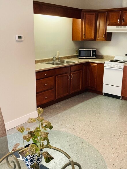 Kitchen - 1615 Pomona St