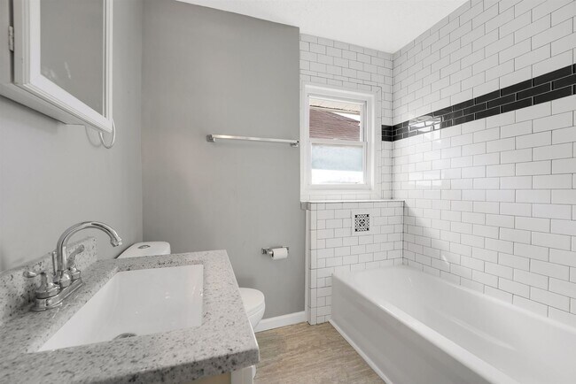 Building Photo - Move-In Ready 3-Bedroom Home with Updated Kitchen & Central A/C