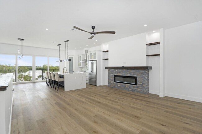 Building Photo - 5/3 Luxury Custom Home plus Boat dock, Pool and Stunning Views!!