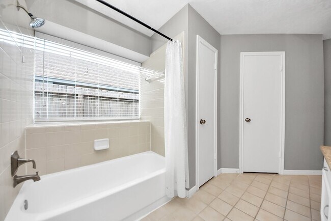 Building Photo - 15739 Oak Mountain Dr
