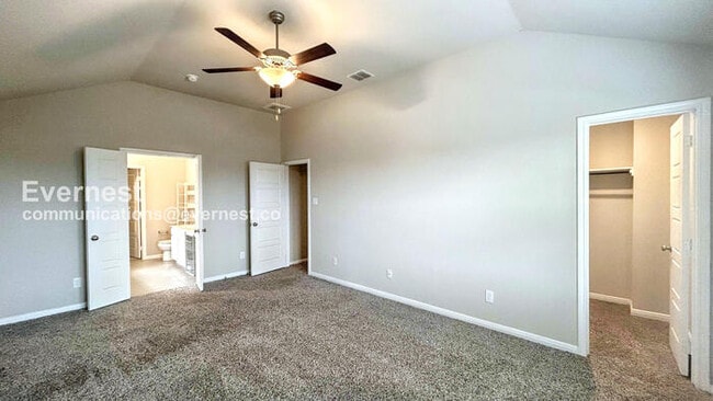 Building Photo - 5 Bed / 2 Bath Home with Fenced Yard & Garage / Pet-Friendly / Vouchers Accepted / Available Now!...