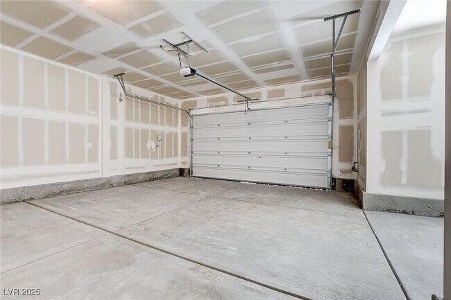 Building Photo - 296 Fossil Fls St