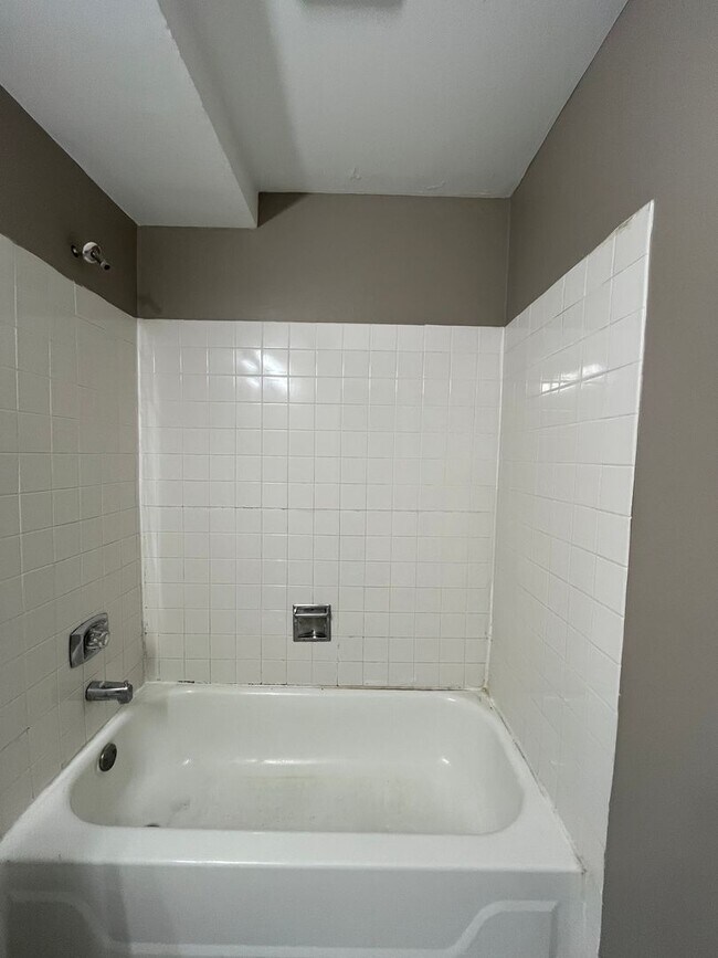 Building Photo - 526 E Spruce Dr