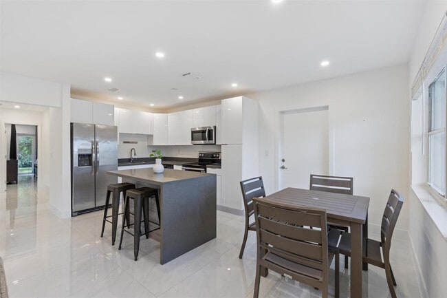 Building Photo - 1409 NE 2nd Ave