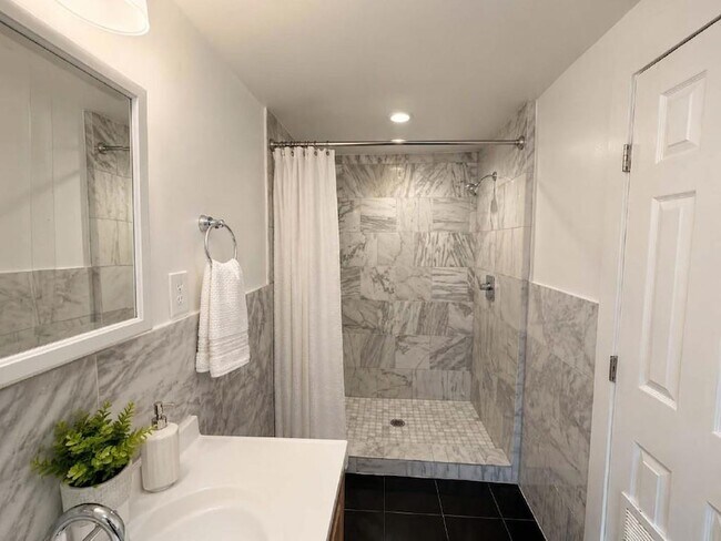 Building Photo - 4611 Milburn Ln