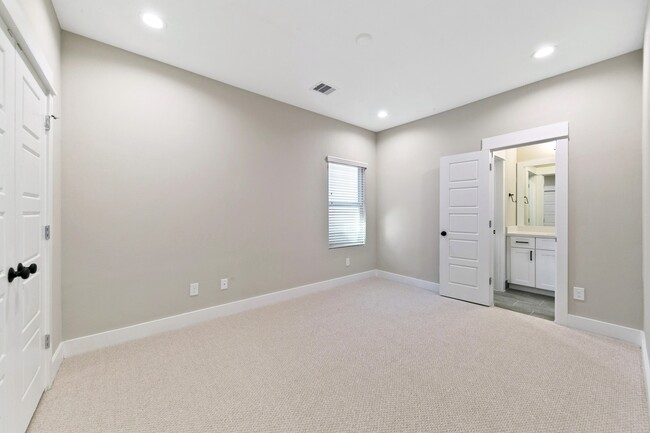 Building Photo - 5214 Pinemont Creek Ln