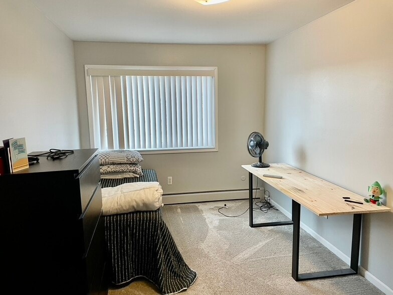 Bedroom 2/1 - 4915 Briarwood Ave