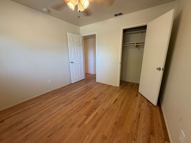 Building Photo - 4 bedroom house in Orangevale on a huge lot