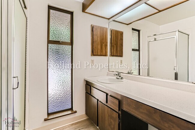 Building Photo - 1005 SW 192nd Ct