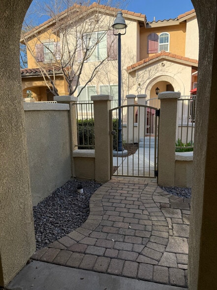 Building Photo - 10470 Hollingsworth Way