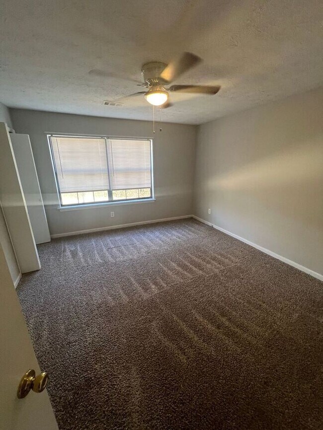 Building Photo - Ready Now!!! Cozy ranch 2 bedroom 1.5 bathroom duplex in Snellville!