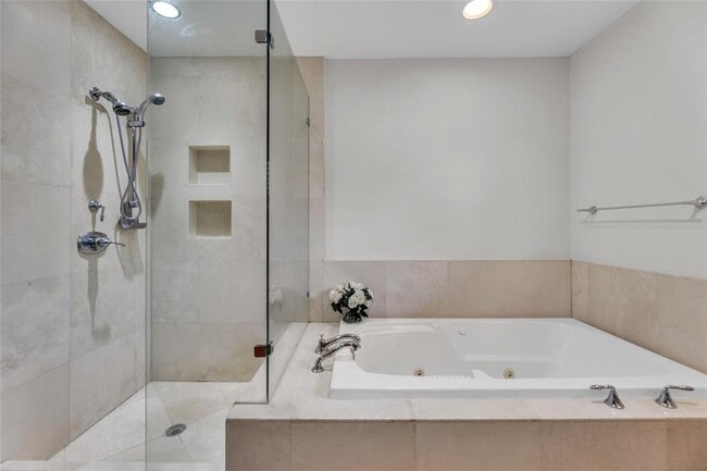 Building Photo - 2840 NE 26th Ct