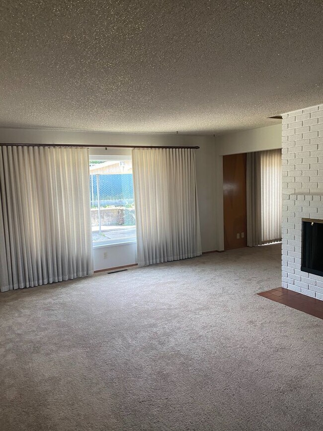 Building Photo - Immaculate shape 3 bedroom 2.5 bath home in San Leandro