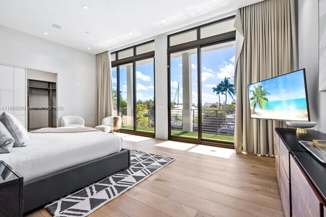 Building Photo - 2700 NE 18th St