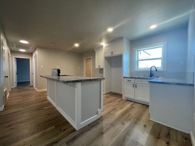 Building Photo - Spacious Modern Retreat – 4-Bed, 2-Bath Home