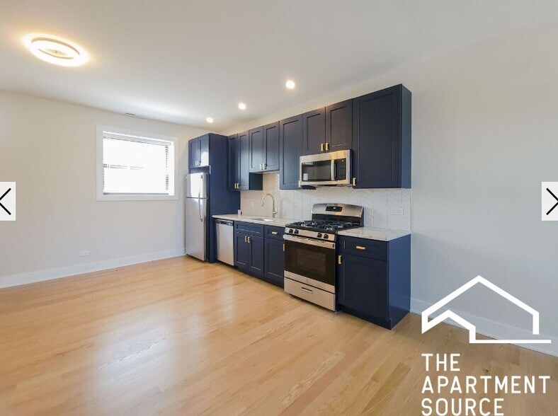 Building Photo - 2020 W Montrose Ave