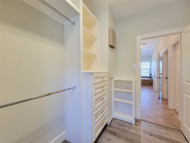 Building Photo - 2416 La Branch St