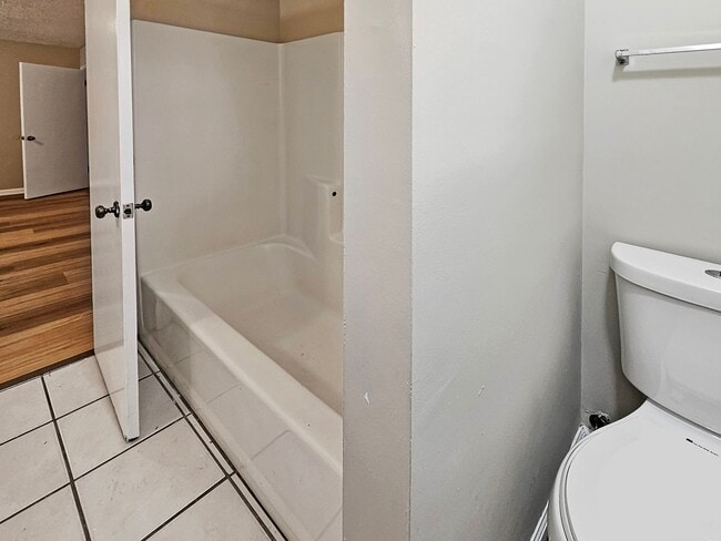 Building Photo - Recently Updated 2/2.5 Flat in Duplex Building