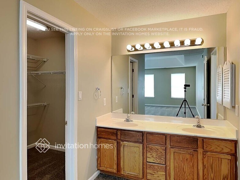 Building Photo - 2343 Century Oaks Ln