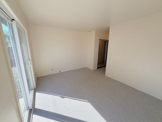 Building Photo - Newly Refreshed 3BD/2BA Home with Spacious Living Areas