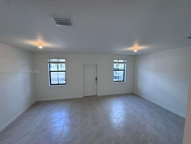 Building Photo - 1549 NE 3rd Ave