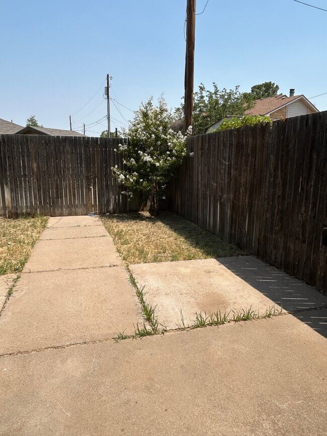 Building Photo - Two Story Townhouse in Esmond Estates