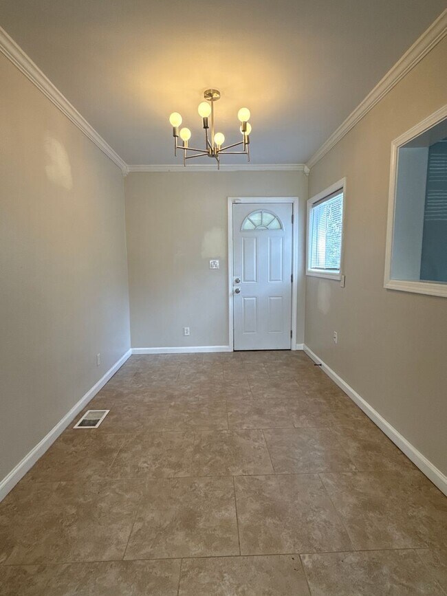 Building Photo - 1268 Eastland Rd SE