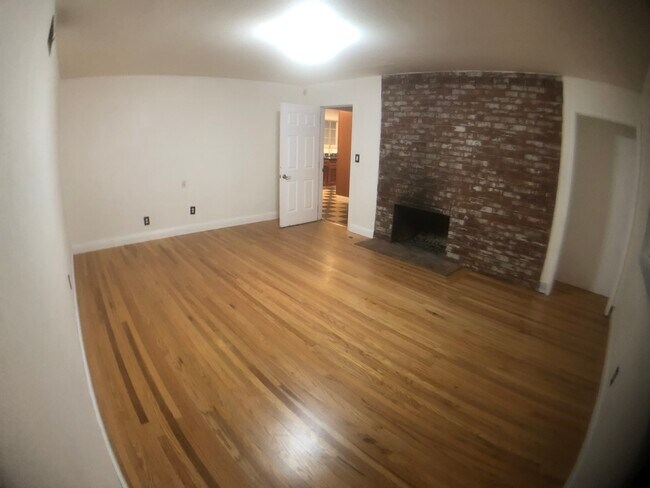 Building Photo - 906 Sycamore Ln