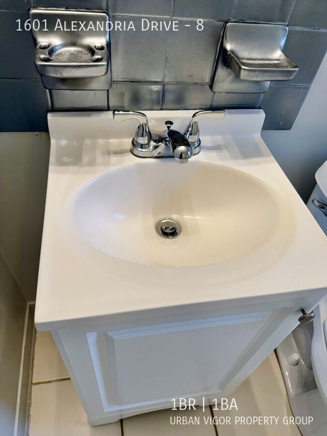 Building Photo - 1601 Alexandria Dr