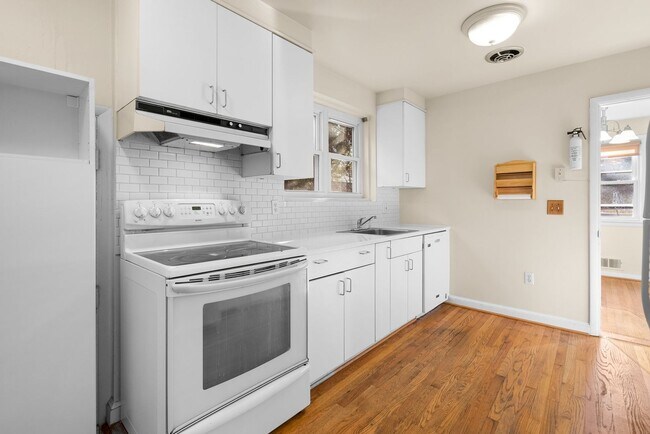 Building Photo - 4 Bedroom 3.5 Bathroom - Van Ness/Tenleytown Semi Detached Home - Attached 1 Car Garage