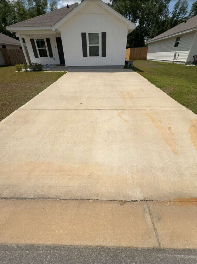 Building Photo - Charming 2-Bed Home in Cantonment - Cozy Retreat!
