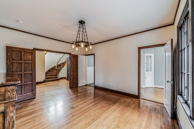 Building Photo - 496 Crestlake Dr
