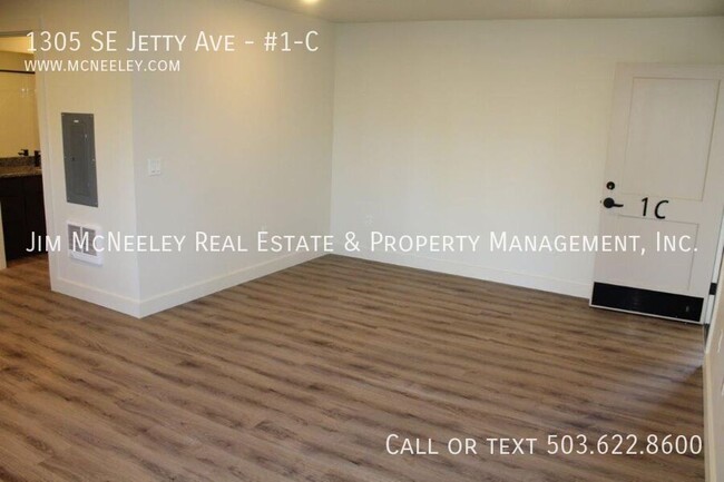 Building Photo - Lower level 2 bed/ 1 bath w/ 1 Assigned Pa...