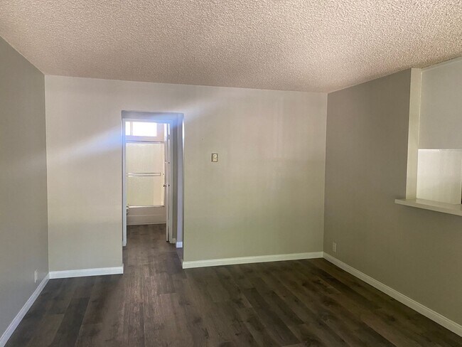 Building Photo - Spacious 1 Bedroom 1 Bath Upstairs Apartment