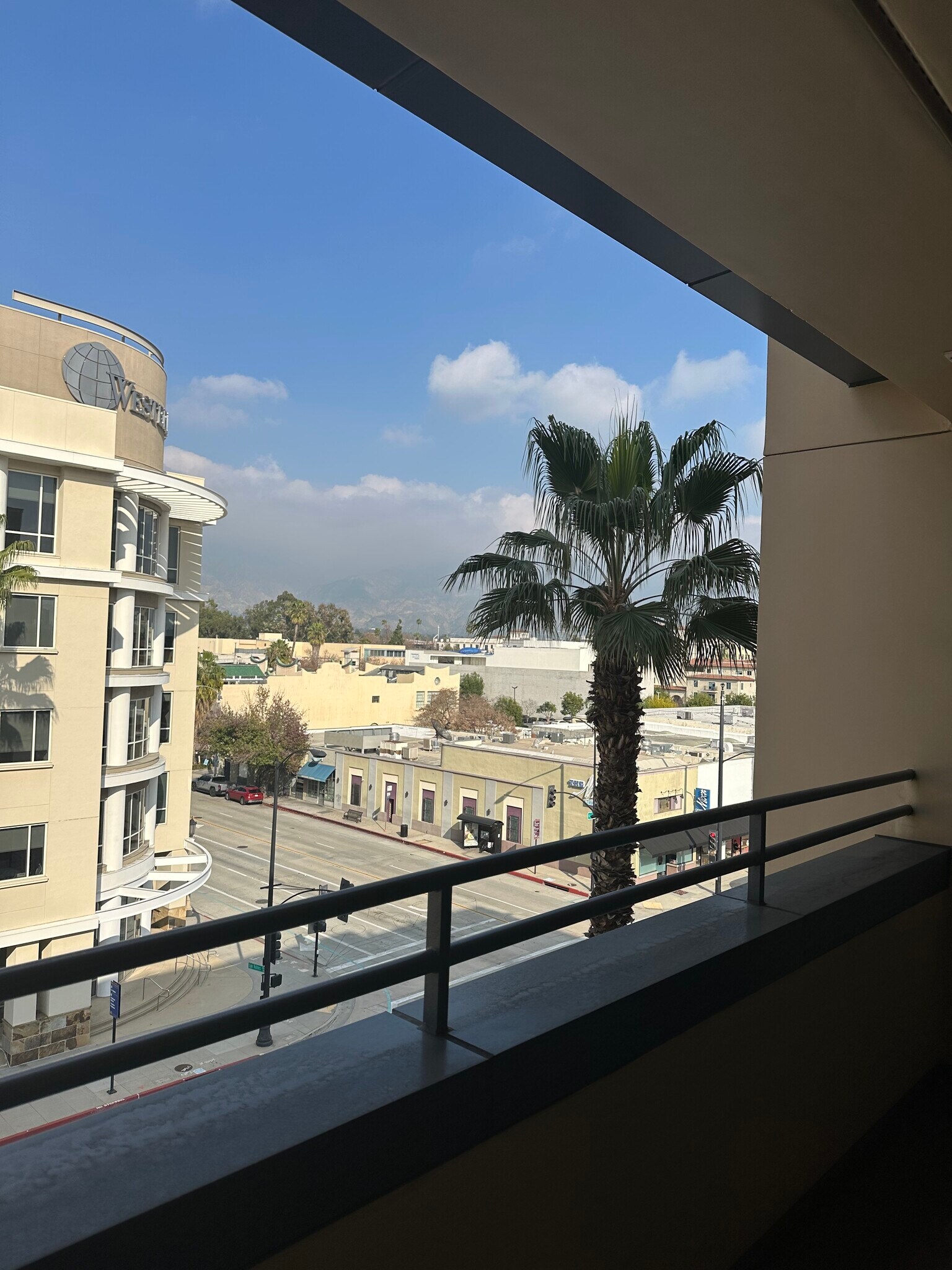 Building Photo - 39 S Los Robles Ave