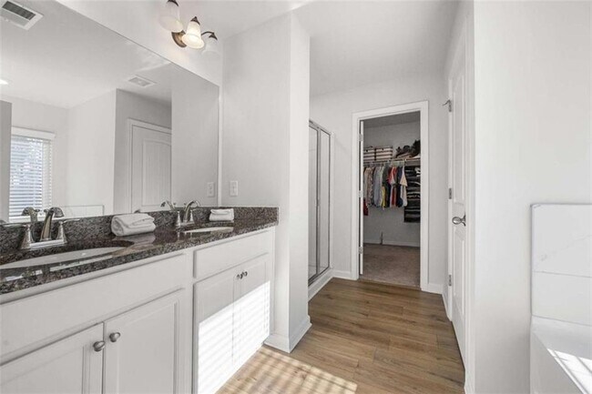 Building Photo - 925 Lakehaven Ln