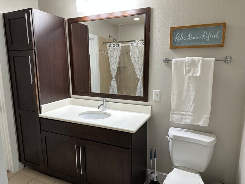 Building Photo - 12848 Queensbury Ln