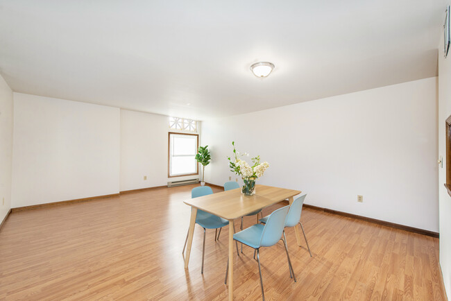 bright spacious living/dinning comb room - 21 Springfield Ave