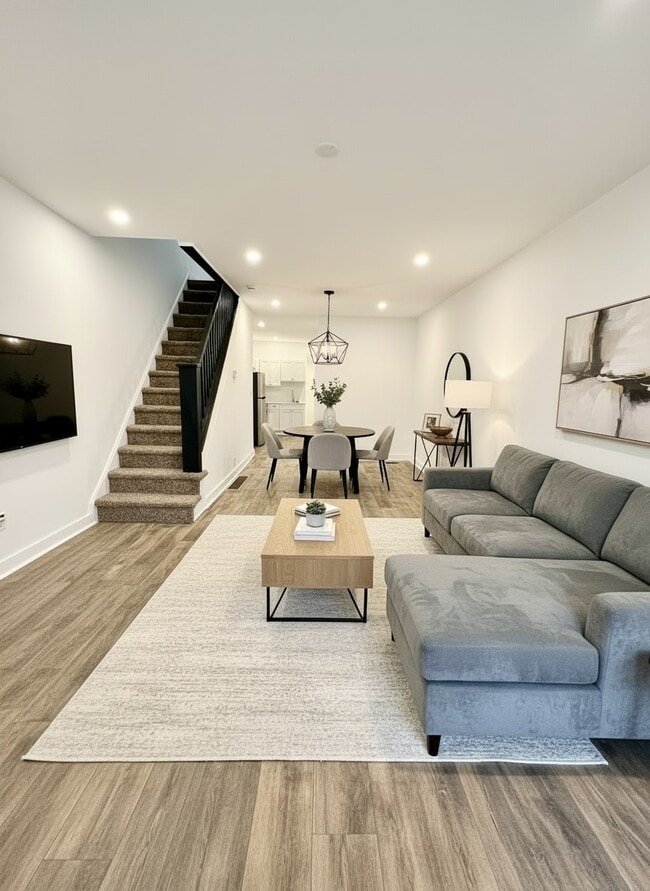 Primary Photo - 2072 Pickwick St