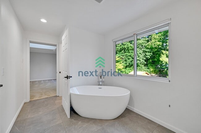 Building Photo - Stunning 5-Bedroom Home in Bellevue’s Top School District!