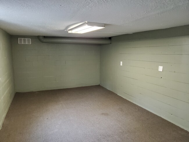 Building Photo - 1528 Monroe Ave